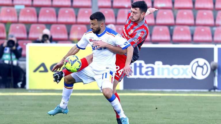 Cremonese's Charles Pickel, right, challenges Lecce's Federico Di Francesco Lecce during the Serie A soccer match between Cremonese and Lecce at the Giovanni Zini Stadium in Cremona, Italy, Saturday, Feb. 4, 2023. (Simone Venia/LaPresse via AP) 