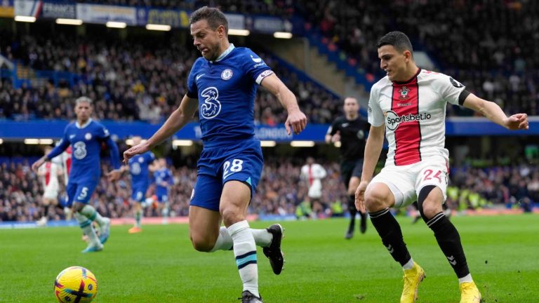 Chelsea's Cesar Azpilicueta, left, is challenged by Southampton's Mohamed Elyounoussi during the English Premier League soccer match between Chelsea and Southampton at the Stamford Bridge stadium in London, Saturday, Feb. 18, 2023. (AP)