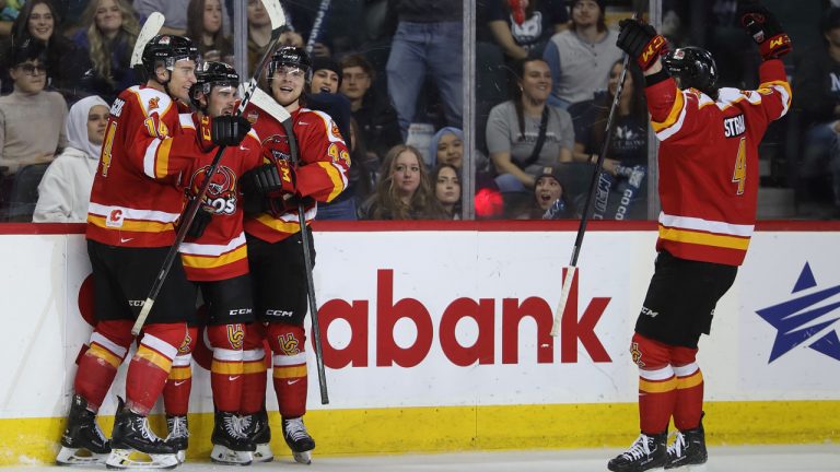 The Calgary Dinos men's hockey team celebrates a goal. (Photo credit: David Moll)