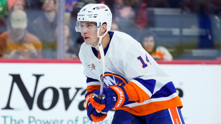 New York Islanders' Bo Horvat plays during the third period of an NHL hockey game against the Philadelphia Flyers. (Matt Slocum/AP)