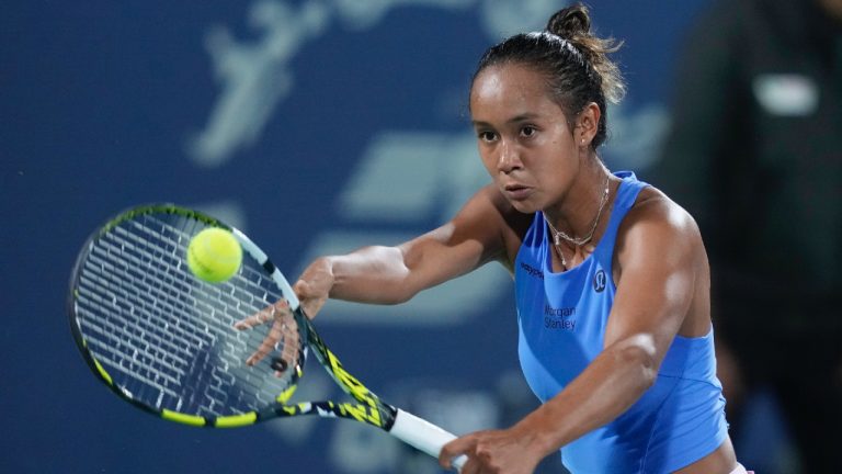 Canada's Leylah Annie Fernandez returns the ball to Poland's Iga Świątek during a match of the Dubai Duty Free Tennis Championships in Dubai, United Arab Emirates, Tuesday, Feb 21, 2023. (Kamran Jebreili/AP)