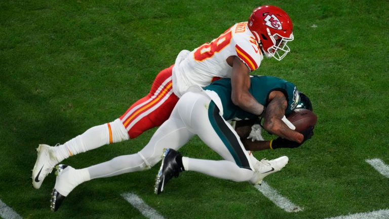 Philadelphia Eagles wide receiver DeVonta Smith (6) can't maintain control of the ball as Kansas City Chiefs cornerback L'Jarius Sneed (38) defends during the first half of the NFL Super Bowl 57 football game. (Charlie Riedel/AP)