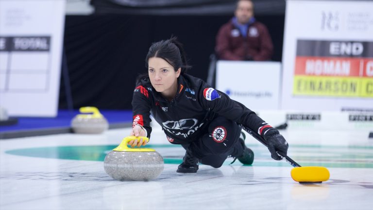 Kerri Einarson shoots a stone during the WFG Masters women's final on Sunday, Dec. 11, 2022, in Oakville, Ont. (Anil Mungal/GSOC)