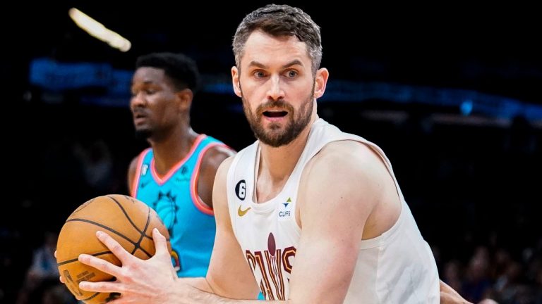 Cleveland Cavaliers' Kevin Love, foreground, controls the ball during an NBA basketball game against the Phoenix Suns in Phoenix, Jan. 8, 2023. (Darryl Webb/AP)