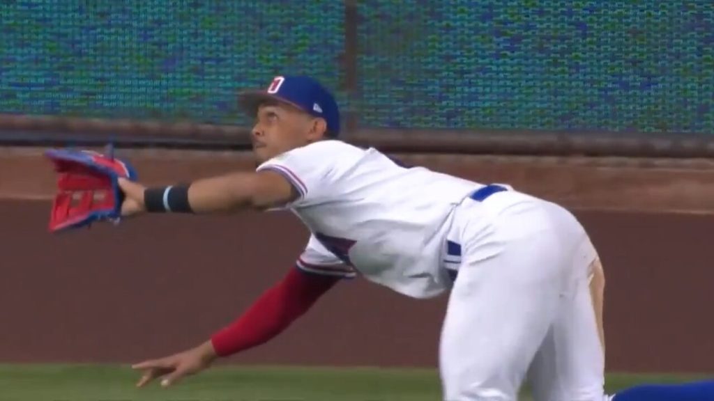 WATCH: Javier Baez tattoos his own leg