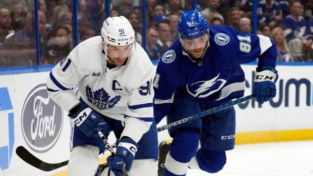 Maple Leafs' playoff woes continue as Lightning romp in series opener