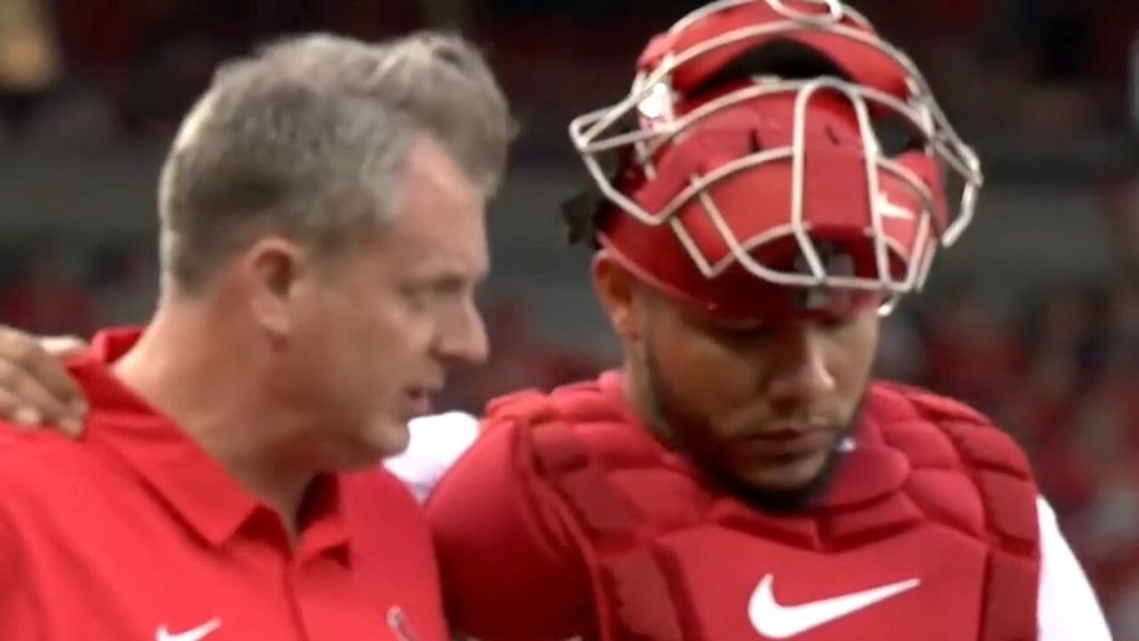 Willson Contreras injury update: Catcher exits Cardinals debut after 103  mph Jordan Hicks pitch hits him in knee