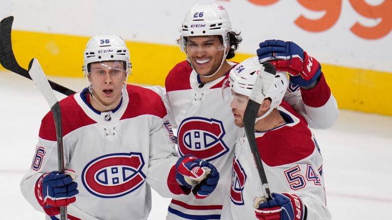 Montreal Canadiens right wing Jesse Ylonen, left, celebrates with defencemen Johnathan Kovacevic and Jordan Harris, right, after scoring a goal against the San Jose Sharks during the third period of an NHL hockey game. (Godofredo A. Vásquez/AP)