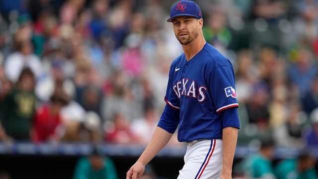 Jacob deGrom already dealing with injury at Rangers spring training