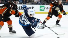 Lowry&#8217;s tie-breaking goal sends Jets to win over Ducks