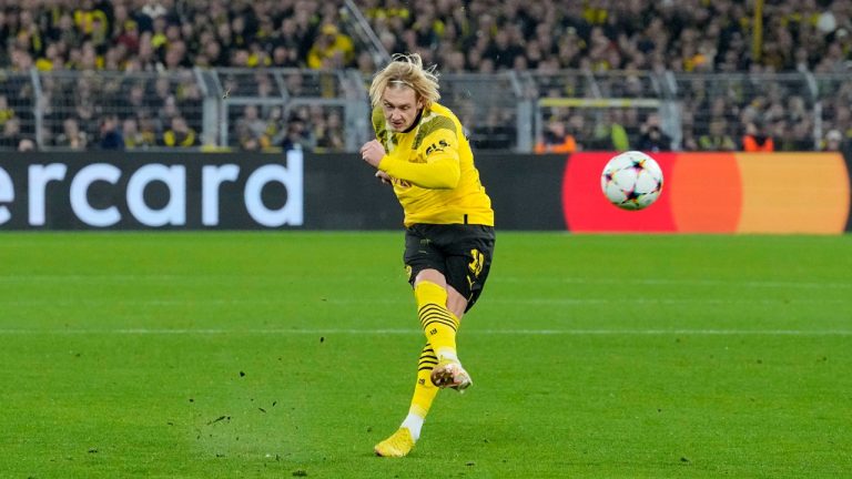 Dortmund's Julian Brandt shoots a free-kick during the Champions League Group G soccer match between Borussia Dortmund and Manchester City in Dortmund, Germany, Tuesday, Oct. 25, 2022. (Martin Meissner/AP)