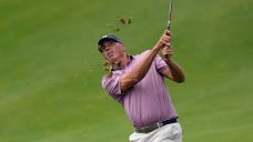 Kuchar ties Tiger&#8217;s match play record and advances in Austin