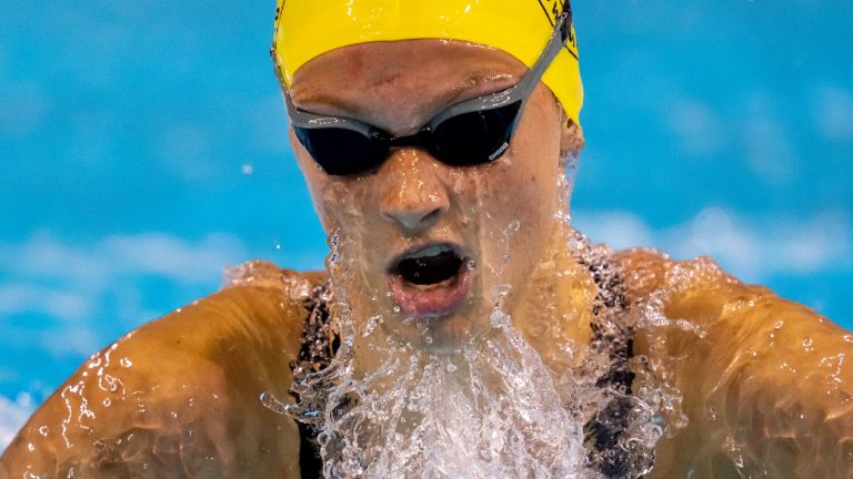 Summer McIntosh swims her way to winning the women's 200-metre LC Individual Medley at the Canadian swimming trials in Toronto on Thursday, March 30, 2023. (Frank Gunn/CP)