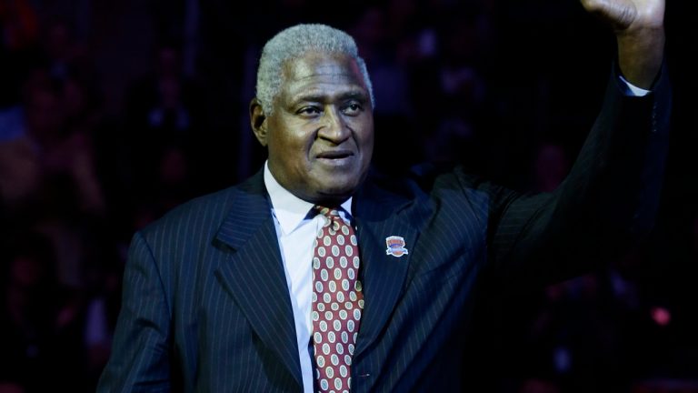 Willis Reed waves to the crowd during a ceremony to honour the 1972-73 world champion New York Knicks during an NBA basketball game in 2013. (Frank Franklin II/AP)