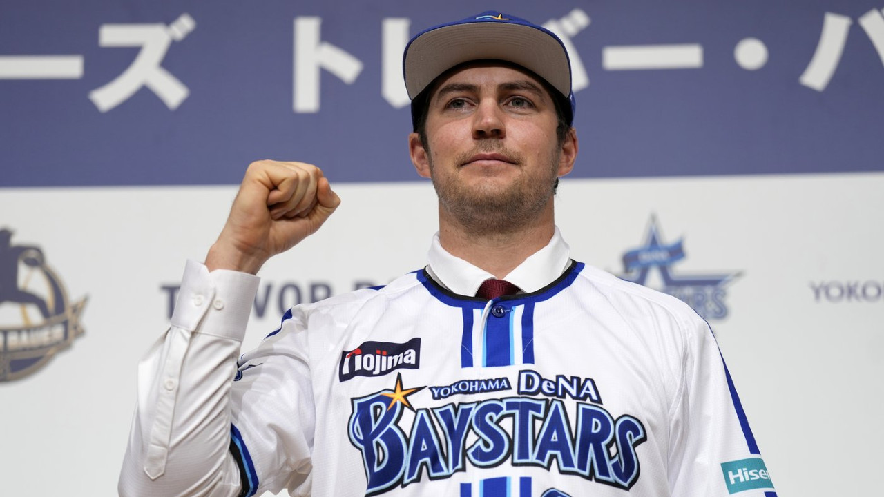 Trevor Bauer receives his 2020 Cy Young Award before Reds vs. Dodgers