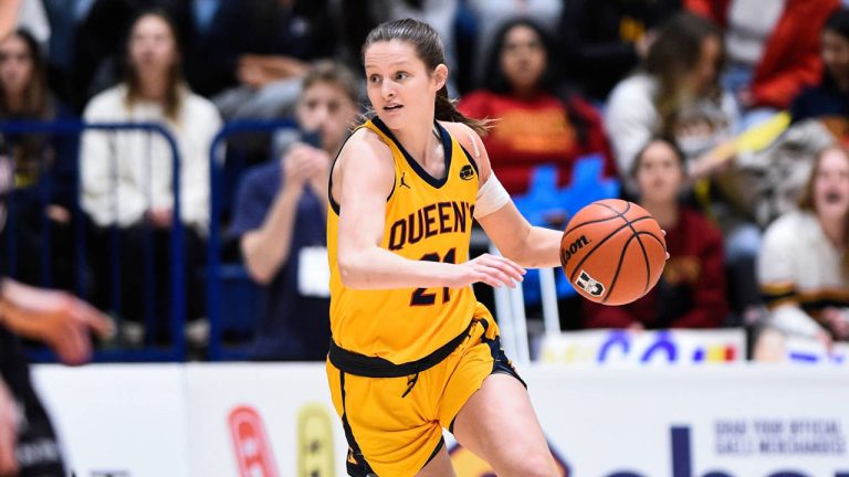 Queen's Gaels basketball player Julia Chadwick dribbles the ball. (James Paddle Grant/CP)