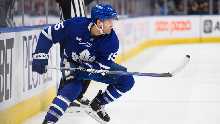 Former Toronto Maple Leafs centre Alexander Kerfoot (15) looks to make a pass during an NHL hockey game. (Christopher Katsarov/CP)