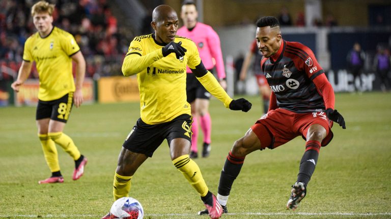 Columbus Crew midfielder Darlington Nagbe (6) is defended by Toronto FC midfielder Mark-Anthony Kaye (14) during second half MLS soccer action. (Christopher Katsarov/CP)