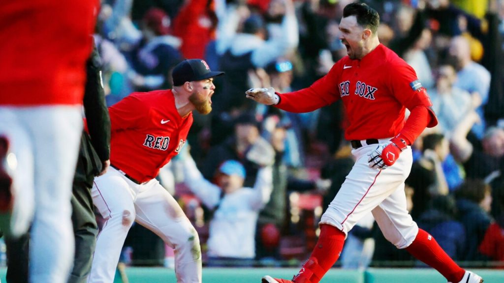 Duvall blasts three-run homer, Red Sox top Tigers to stay in