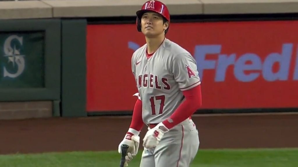 Shohei Ohtani crushes two-run homer over batter's eye