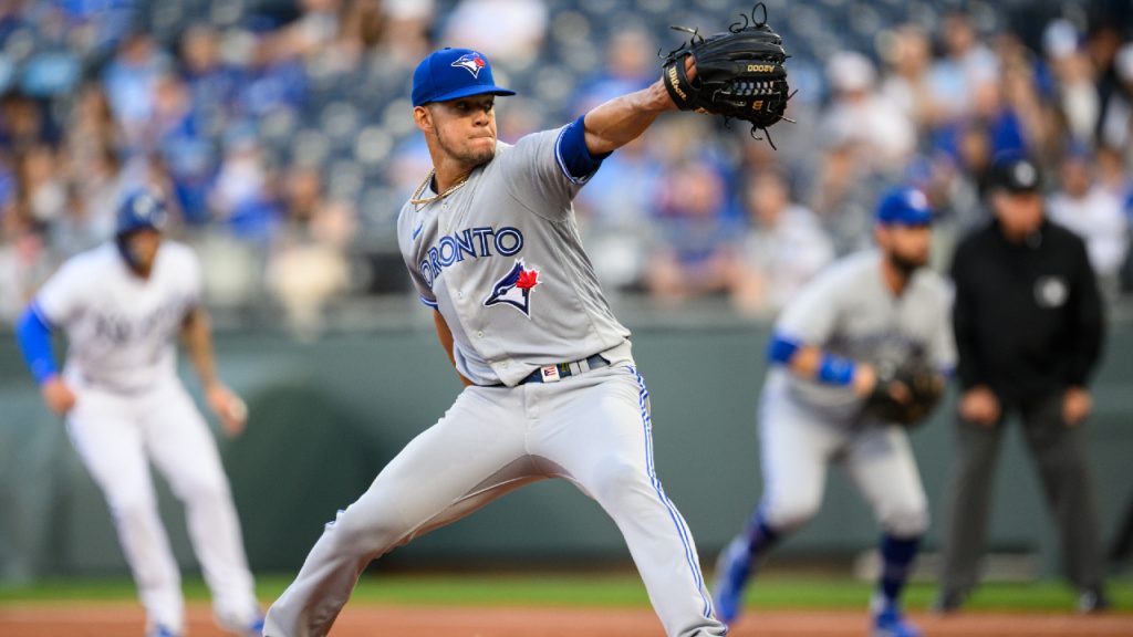 Alek Manoah's mom cheers loud and proud at Blue Jays game again