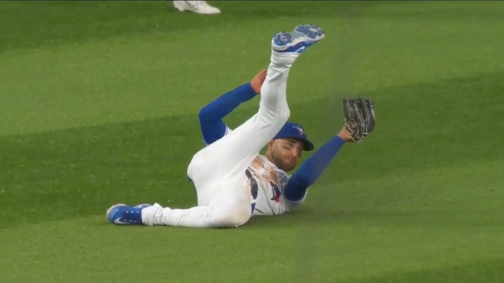 Kiermaier leaps high for catch, 09/13/2021