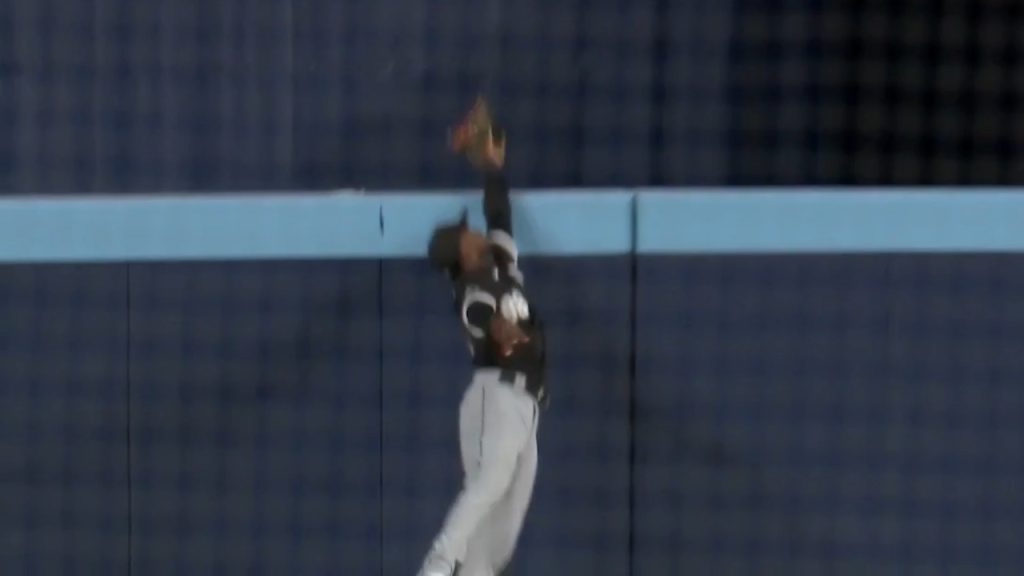 Luis Robert Jr.'s sliding grab, 04/02/2023