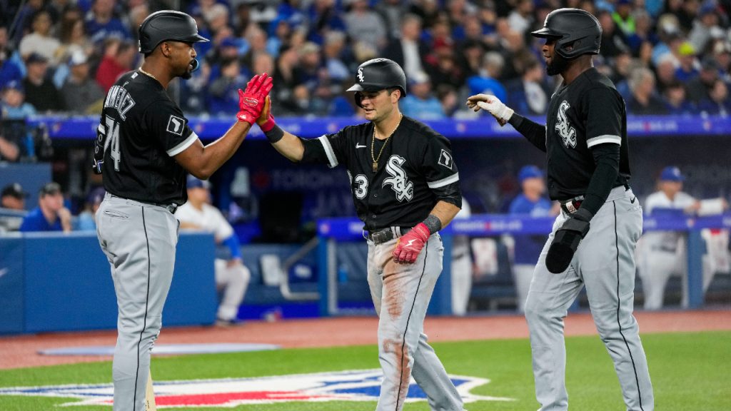 White Sox pay respects to Robinson 75 years after he broke MLB's