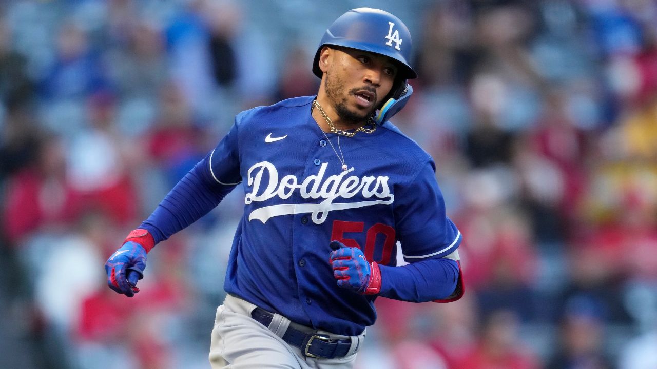 Mookie Betts 3 homers daughter cheers him on