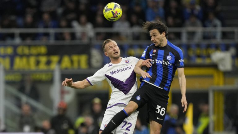 Fiorentina's Antonin Barak, left, and Inter Milan's Matteo Darmian fight for the ball during a Serie A soccer match between Inter Milan and Fiorentina, at the San Siro Stadium, in Milan, Saturday, April 1, 2023. (Antonio Calanni/AP)