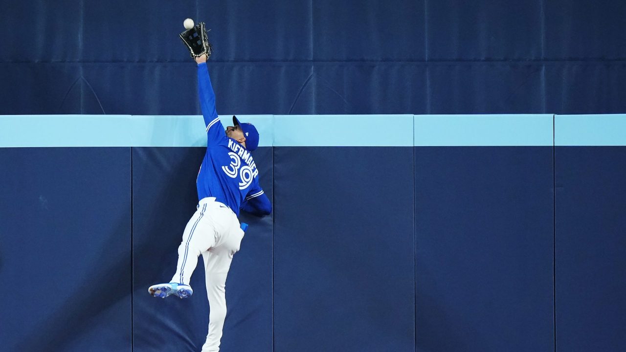 Kevin Kiermaier robs home run for Blue Jays