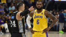 Grizzlies&#8217; Brooks ejected after hitting Lakers&#8217; LeBron James in groin area