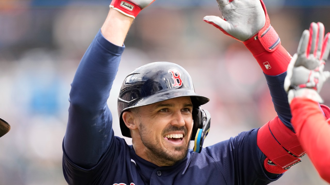 Adam Duvall hits 3-run homer as Boston Red Sox top Los Angeles