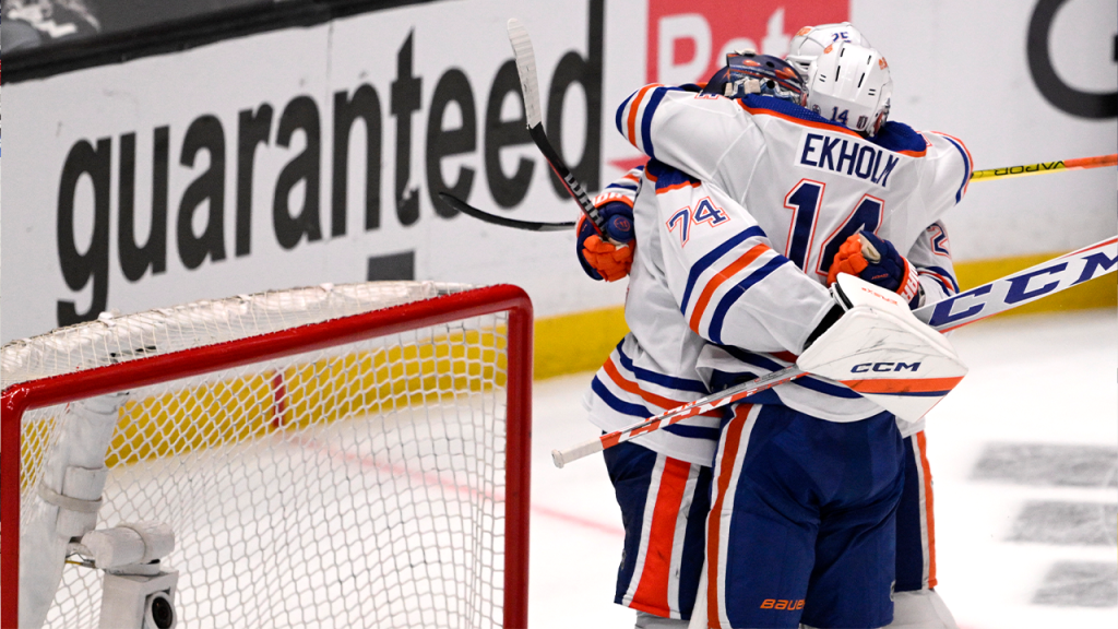 Teen dedicates goalie mask in hounour of best friend (with video)