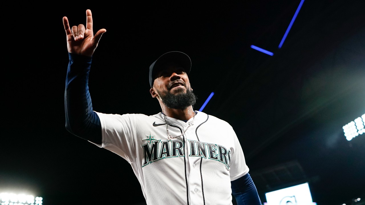 MLB Roundup: Teoscar Hernandez hits first two homers for Mariners in win