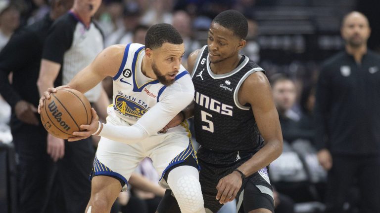 Golden State Warriors guard Stephen Curry (30) looks to pass against Sacramento Kings guard De'Aaron Fox (5) in the first quarter during Game 1 in the first round of the NBA basketball playoffs, (José Luis Villegas/AP)