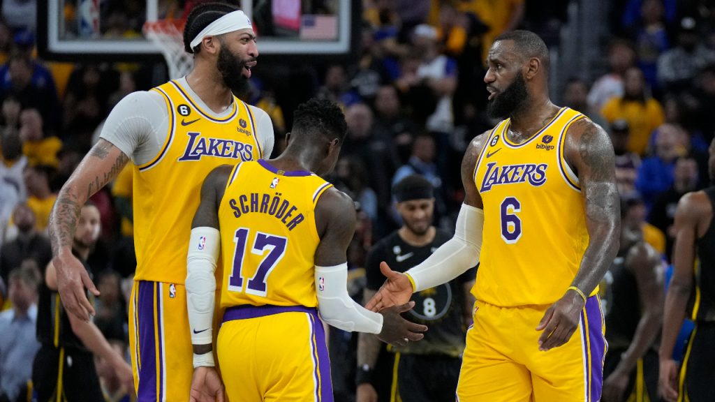 LeBron James wears Lakers shorts for the first time and gets a standing  ovation from fans