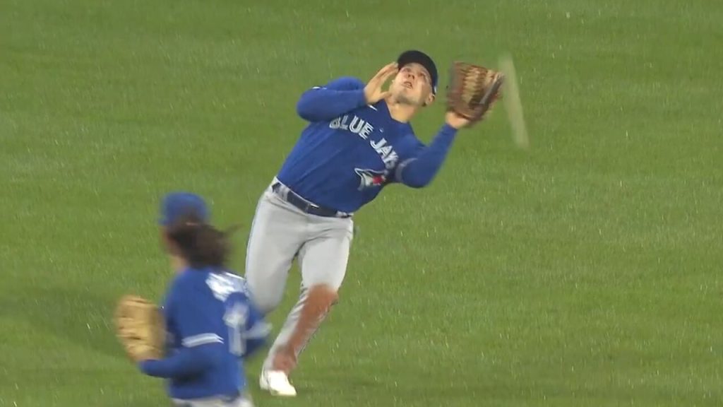 Blue Jays Varsho drops fly ball in rainy conditions overthrows