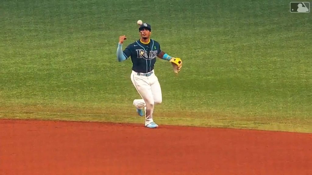 Baseball fans stunned by Wander Franco's crazy no-glove grab