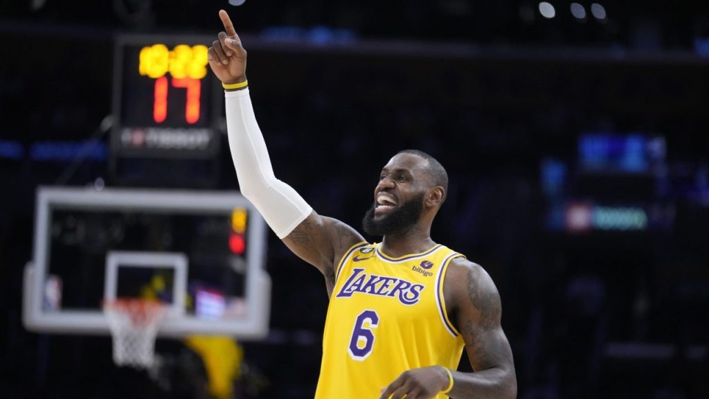 Video: Anthony Davis throws out first pitch for Dodgers on Lakers Night -  Silver Screen and Roll