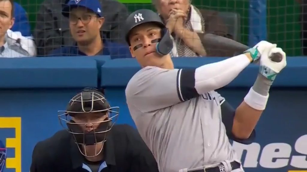 Yankees' Judge knocks open bullpen door while making running catch