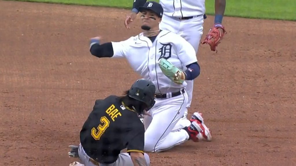 Javier Baez benched by Tigers after back-to-back baserunning errors