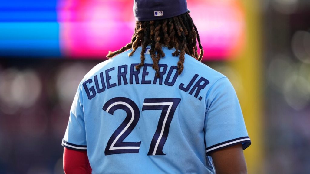 Blue Jays' Vladimir Guerrero Jr. day-to-day with knee injury, out
