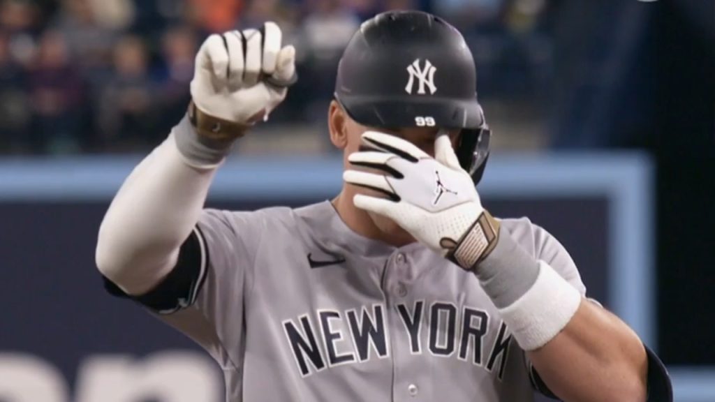 Yankees' Aaron Judge slips on new jersey but it's not from the Giants  (PHOTOS) 