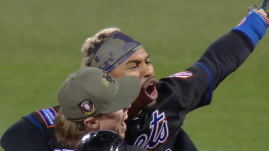 Francisco Lindor's walk-off single in three-run 10th caps Mets