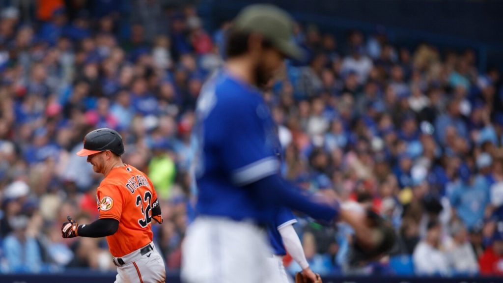 Blue Jays can't clinch on their own, beaten at home in extras by