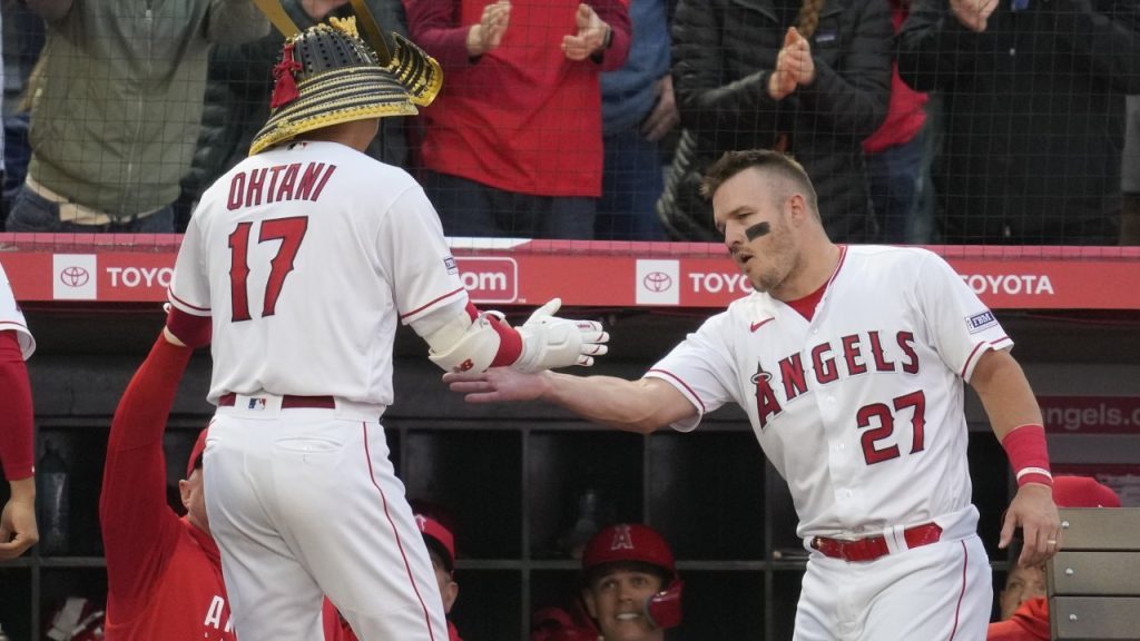 Trea Turner hits tying HR in 9th, Alec Bohm wins it in 10th for