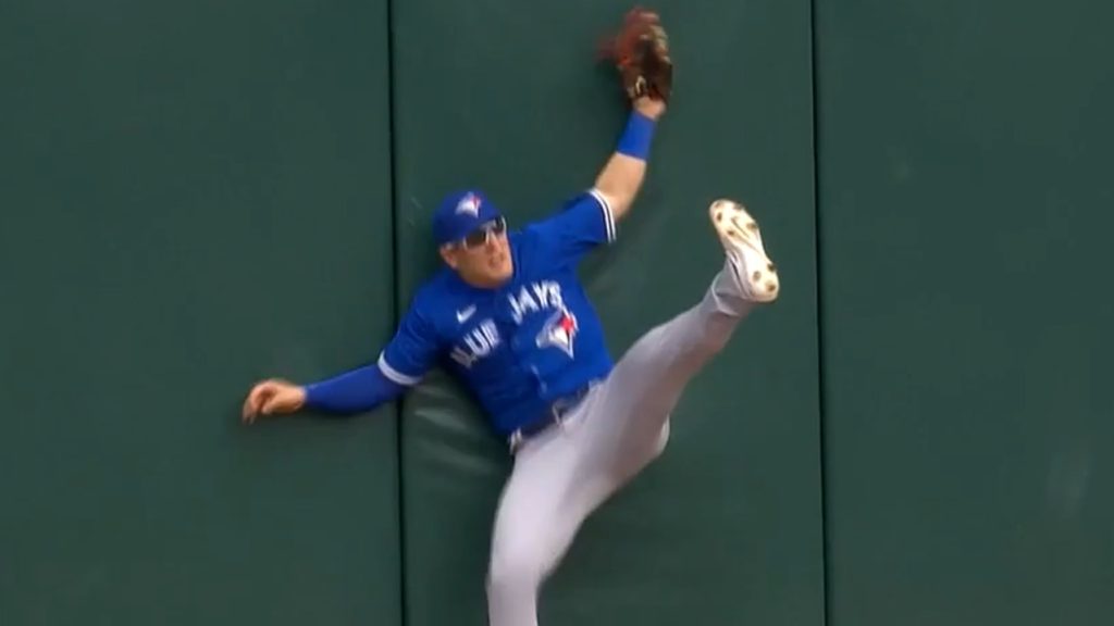 Blue Jays' Varsho makes spectacular redemption catch at the wall