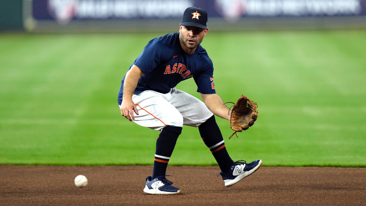 Astros' Jose Altuve's postgame hug tradition continues with rookie