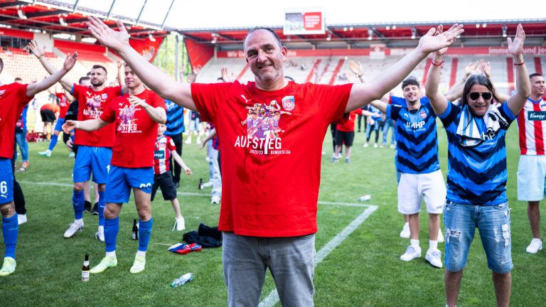 Heidenheim's head coach Frank Schmidt celebrates winning the first 2. Bundesliga soccer championship after the match against Jahn Regensburg in Regensburg, Germany, Sunday, May 28, 2023. (Tom Weller/dpa via AP) 